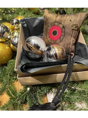 Custom Christmas Box - Χειροποίητο γούρι με κέντημα & 2 Χριστουγεννιάτικες Μπάλες