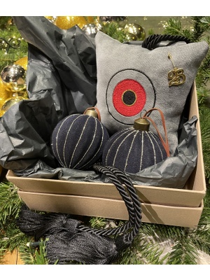 Custom Christmas Box - Χειροποίητο γούρι με κέντημα & 2 Χριστουγεννιάτικες Μπάλες