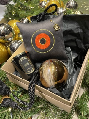 Custom Christmas Box - Χειροποίητο γούρι με κέντημα, Χριστουγεννιάτικη Μπάλα & Κερί Orange Blossom