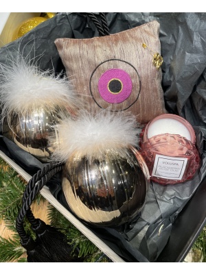 Custom Christmas Box - Χειροποίητο γούρι με κέντημα, 2 Χριστουγεννιάτικες Μπάλες & Voluspa Κερί