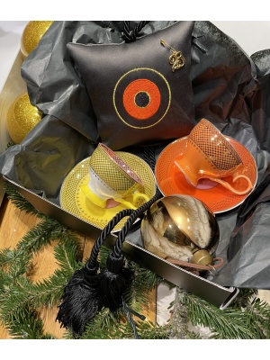 Custom Christmas Box - Χειροποίητο γούρι με κέντημα, Χριστουγεννιάτικη Μπάλα & Δύο Pols Potten Espresso Cups