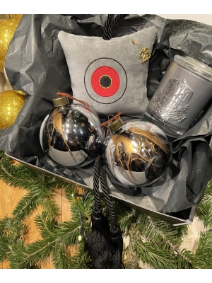 Custom Christmas Box - Χειροποίητο γούρι με κέντημα, 2 Χριστουγεννιάτικες Μπάλες & Κερί Cote Noire
