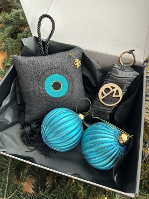 Custom Christmas Box - Χειροποίητο γούρι με κέντημα, 2 Χριστουγεννιάτικες Μπάλες & Christina Malle Keychain