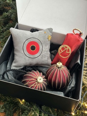 Custom Christmas Box - Χειροποίητο γούρι με κέντημα, 2 Χριστουγεννιάτικες Μπάλες & Christina Malle Keychain