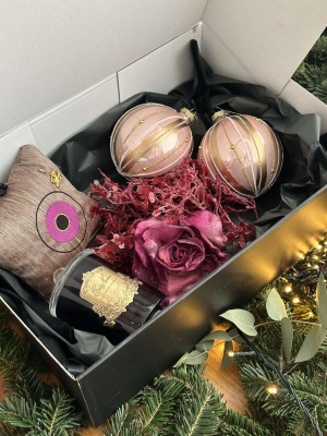 Custom Christmas Box - Χειροποίητο γούρι με κέντημα, 2 Χριστουγεννιάτικες Μπάλες, Χριστουγεννιάτικο Στολίδι & Cote Noire Κερί