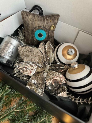 Custom Christmas Box - Χειροποίητο γούρι με κέντημα, 2 Χριστουγεννιάτικες Μπάλες, Χριστουγεννιάτικο Στολίδι & Cote Noire Κερί