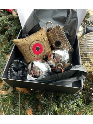 Custom Christmas Box - Χειροποίητο γούρι με κέντημα, 2 Χριστουγεννιάτικες Μπάλες & Christina Malle Keychain